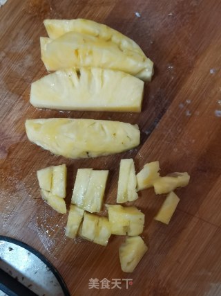 虾仁菠萝炒饭的做法步骤：1