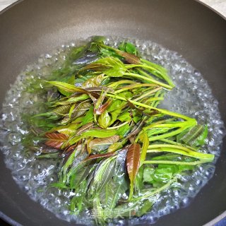 香椿芽煎蛋的做法步骤：3