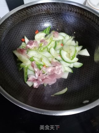 黄瓜炒瘦肉的做法步骤：5