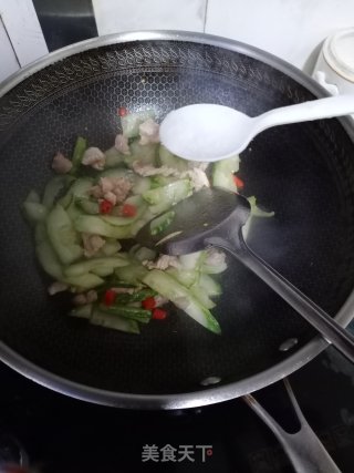 黄瓜炒瘦肉的做法步骤：6