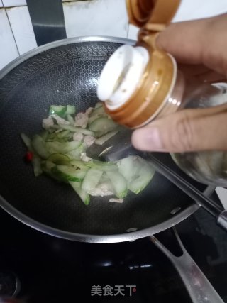 黄瓜炒瘦肉的做法步骤：7