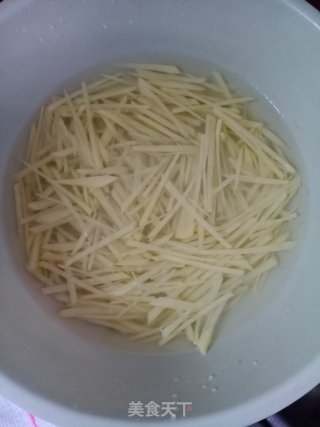 酸辣土豆丝的做法步骤：1