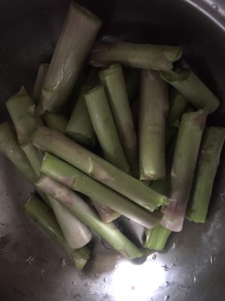 芦笋鸡骨汤的做法步骤：3