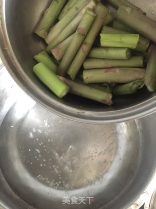 芦笋鸡骨汤的做法步骤：4