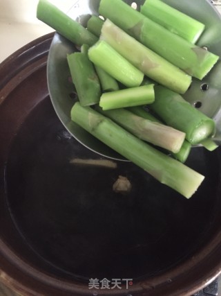 芦笋鸡骨汤的做法步骤：5