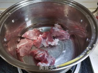 龙骨炖湖藕的做法步骤：2