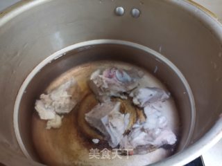 龙骨炖湖藕的做法步骤：3