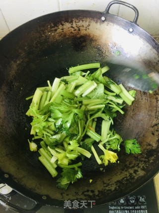 芹菜炒豆干的做法步骤：2