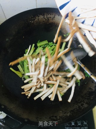芹菜炒豆干的做法步骤：3