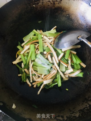芹菜炒豆干的做法步骤：4