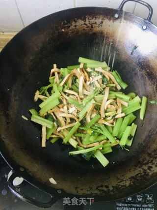 芹菜炒豆干的做法步骤：6