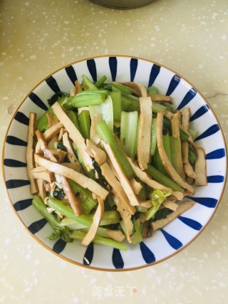 芹菜炒豆干的做法步骤：7