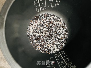 口感超赞的紫米肉松饭团的做法步骤：1
