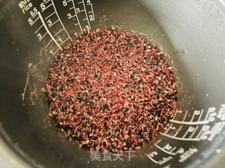 口感超赞的紫米肉松饭团的做法步骤：2