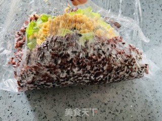口感超赞的紫米肉松饭团的做法步骤：6