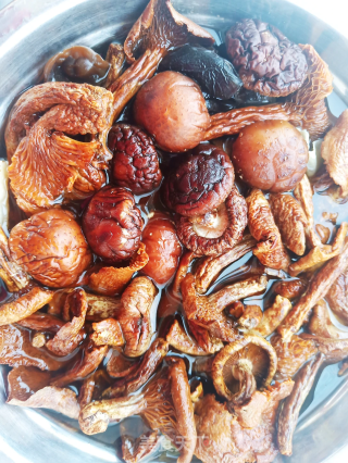 红烧鸡肉烩菜的做法步骤：1