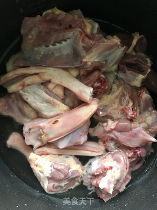 咸笋鸭汤的做法步骤：1