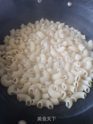 鸡胸肉通心粉的做法步骤：2