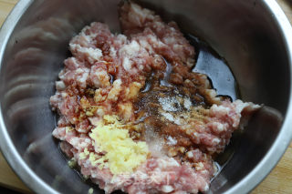 槐花饺子的做法步骤：2