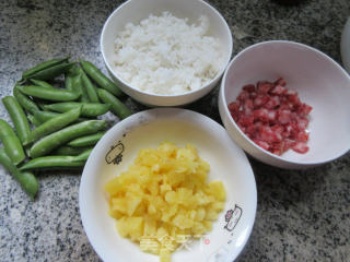 罗汉豆香肠菠萝炒饭的做法步骤：1