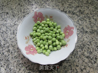 罗汉豆香肠菠萝炒饭的做法步骤：2