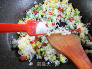 罗汉豆香肠菠萝炒饭的做法步骤：6