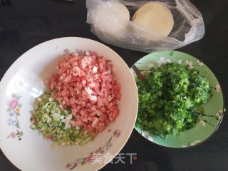 芹菜猪肉锅贴的做法步骤：1