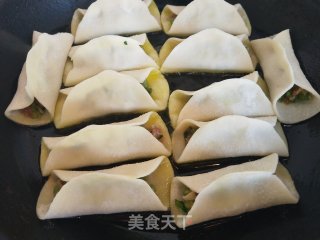 芹菜猪肉锅贴的做法步骤：8