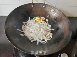 虾仁青豆炒河粉的做法步骤：5