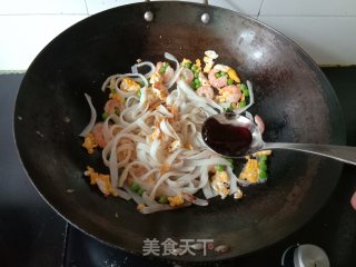 虾仁青豆炒河粉的做法步骤：8