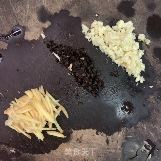 豉汁蒸鱼头的做法步骤：2