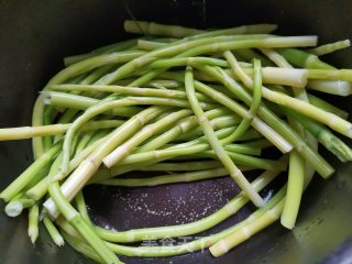 手撕小笋炒肉的做法步骤：1