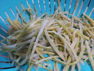 手撕小笋炒肉的做法步骤：2