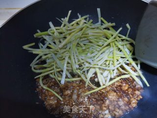手撕小笋炒肉的做法步骤：5