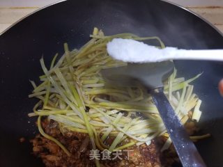 手撕小笋炒肉的做法步骤：6