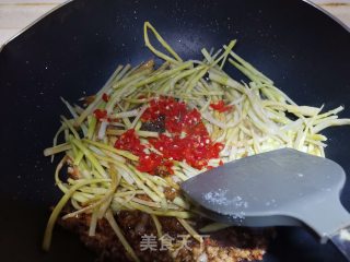 手撕小笋炒肉的做法步骤：7