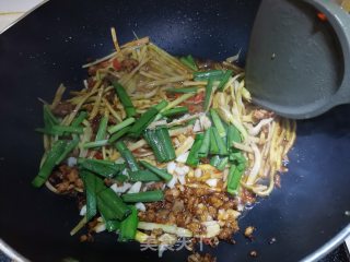 手撕小笋炒肉的做法步骤：9