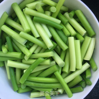 蒜苔炒杏鲍菇的做法步骤：2