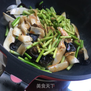 蒜苔炒杏鲍菇的做法步骤：7