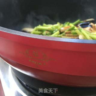 蒜苔炒杏鲍菇的做法步骤：8
