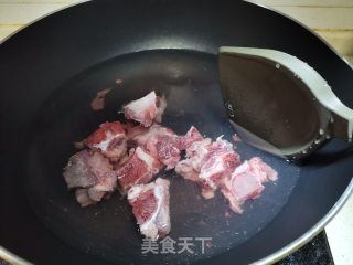 玉米笋香菇木耳炖排骨的做法步骤：1