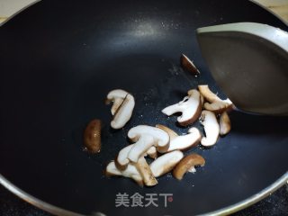 玉米笋香菇木耳炖排骨的做法步骤：2