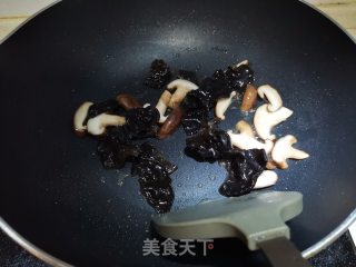 玉米笋香菇木耳炖排骨的做法步骤：3