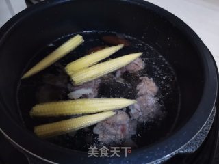 玉米笋香菇木耳炖排骨的做法步骤：4