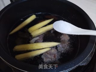 玉米笋香菇木耳炖排骨的做法步骤：5