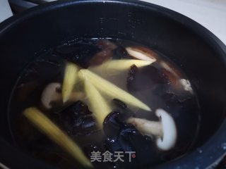 玉米笋香菇木耳炖排骨的做法步骤：7