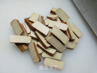 鸡蛋干炒夜开花的做法步骤：2