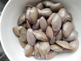 红糟炒油蛤的做法步骤：1