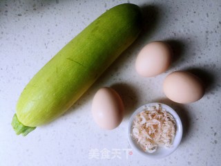 西葫芦炒鸡蛋的做法步骤：1