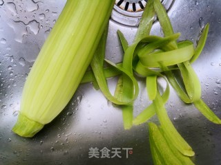 西葫芦炒鸡蛋的做法步骤：2